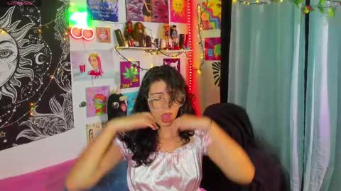 Snapshot of artsycherry chatting on May 2026 01:55:01 AM Isabella Cherry online show from May 2026 01:55:01 AM