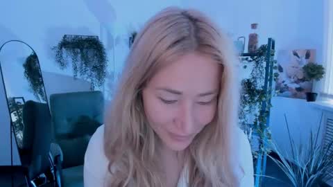 astramonroe online show from April 2026 04:15:01 AM