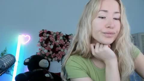 Snapshot of astramonroe chatting on May 2026 08:22:01 AM astramonroe online show from May 2026 08:22:01 AM