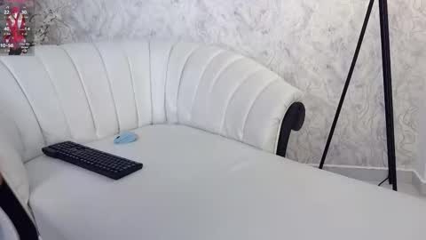 Aura sanders online show from November 2025 12:16:02 PM