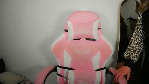 Snapshot of aurora_more chatting on September 2025 04:16:02 AM cute online show from September 2025 04:16:02 AM