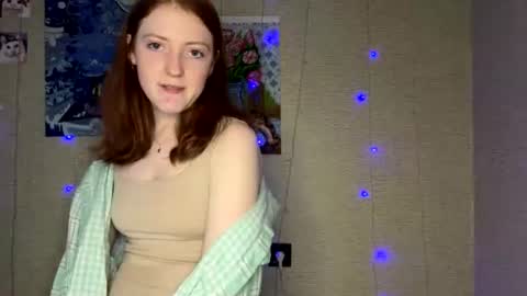Snapshot of auroraviolet_ chatting on June 2026 08:18:01 PM auroraviolet_ online show from June 2026 08:18:01 PM