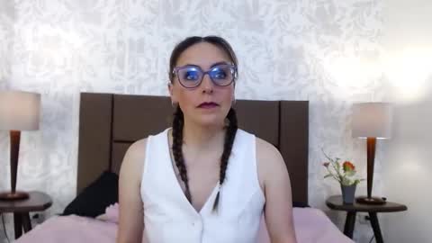 Ava  online show from December 2025 07:45:02 PM