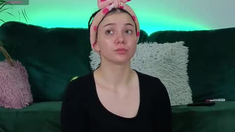 AveryWillow online show from September 2025 04:28:01 AM