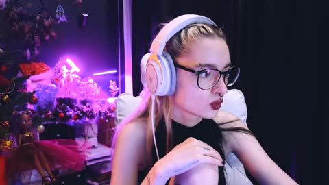 Avriel online show from January 2025 12:09:01 AM