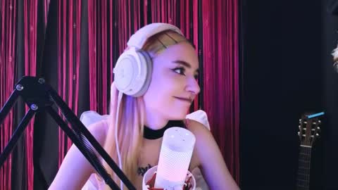Avriel online show from May 2026 04:40:01 AM