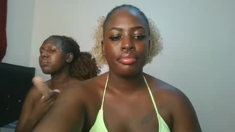 Snapshot of avian_babe1 chatting on July 2026 11:22:02 PM avian_babe1 online show from July 2026 11:22:02 PM