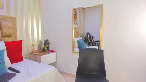 AVIS  online show from November 2025 06:18:01 PM