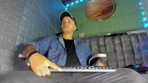 Axell Cross2 online show from February 2026 01:44:02 AM