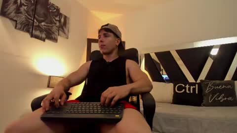 Snapshot of axelmartinezz chatting on June 2026 10:25:01 PM axelmartinezz online show from June 2026 10:25:01 PM