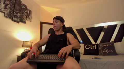 Snapshot of axelmartinezz chatting on June 2026 09:51:02 PM axelmartinezz online show from June 2026 09:51:02 PM