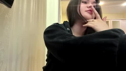 Snapshot of azzieyerbich chatting on April 2026 03:48:02 PM Elara online show from April 2026 03:48:02 PM