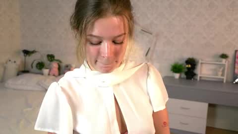 Snapshot of bambi_bimboo chatting on June 2026 05:27:02 PM Mila online show from June 2026 05:27:02 PM