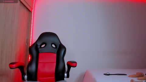 Nicolle  online show from November 2025 04:03:01 AM