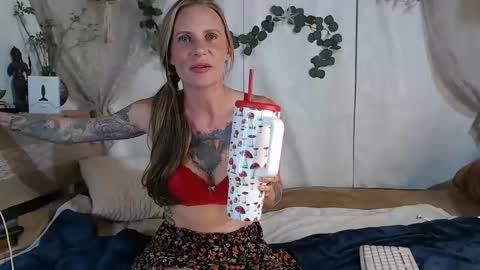 Snapshot of barefootmuse chatting on May 2026 01:33:01 AM BareFootMuse online show from May 2026 01:33:01 AM