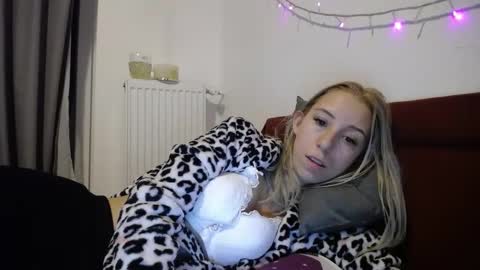 Snapshot of barelylegalblondy chatting on December 2024 07:44:01 PM Lena online show from December 2024 07:44:01 PM