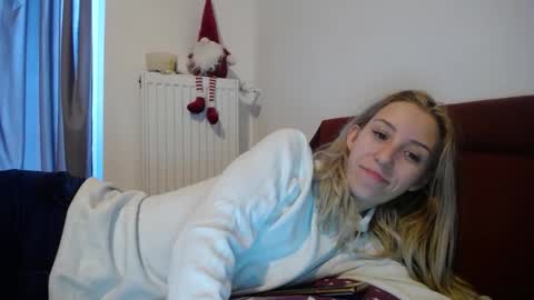 Snapshot of barelylegalblondy chatting on December 2024 07:44:01 AM Lena online show from December 2024 07:44:01 AM