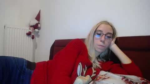 Snapshot of barelylegalblondy chatting on January 2025 02:34:01 PM Lena online show from January 2025 02:34:01 PM