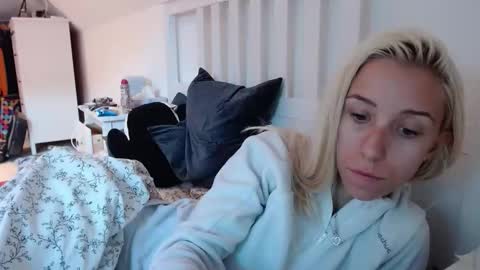 Snapshot of barelylegalblondy chatting on September 2025 09:34:02 AM Lena online show from September 2025 09:34:02 AM