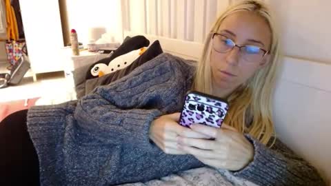 Snapshot of barelylegalblondy chatting on September 2025 12:52:01 PM Lena online show from September 2025 12:52:01 PM