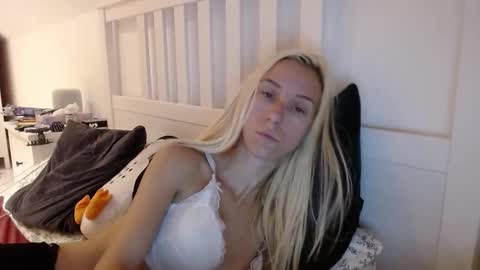 Snapshot of barelylegalblondy chatting on October 2025 05:31:01 PM Lena online show from October 2025 05:31:01 PM