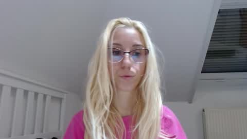 Snapshot of barelylegalblondy chatting on October 2025 06:30:02 PM Lena online show from October 2025 06:30:02 PM