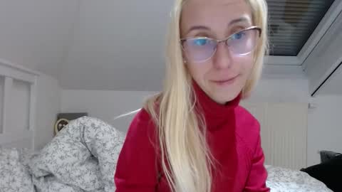 Snapshot of barelylegalblondy chatting on October 2025 04:36:02 PM Lena online show from October 2025 04:36:02 PM