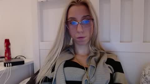 Snapshot of barelylegalblondy chatting on November 2025 05:46:01 PM Lena online show from November 2025 05:46:01 PM