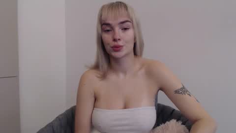 Snapshot of beauty_xpolly chatting on October 2025 09:40:02 AM POLLY online show from October 2025 09:40:02 AM