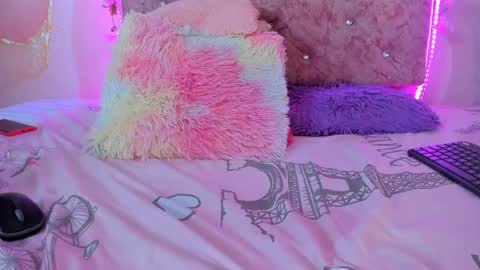 Snapshot of bella__sweets chatting on February 2025 10:13:01 PM Melanie online show from February 2025 10:13:01 PM