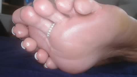 Snapshot of bella_sexy_feet chatting on February 2025 03:52:01 PM bella_sexy_feet online show from February 2025 03:52:01 PM