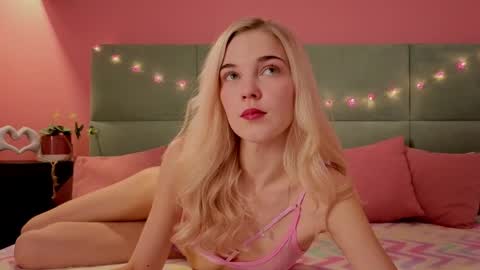 Snapshot of bella_stewarttt chatting on May 2026 01:21:02 AM Bella NEW ROOM online show from May 2026 01:21:02 AM
