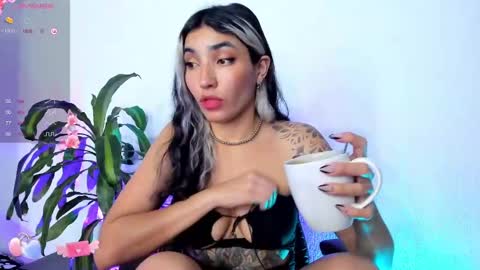 Snapshot of bella_thorne3 chatting on December 2024 10:43:01 PM Bella online show from December 2024 10:43:01 PM