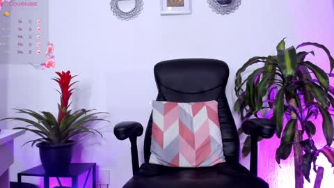 Snapshot of bella_thorne3 chatting on January 2025 06:12:01 AM Bella online show from January 2025 06:12:01 AM