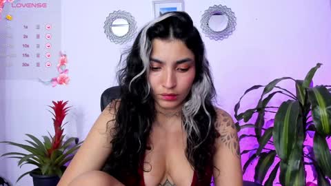 Snapshot of bella_thorne3 chatting on February 2025 02:28:01 AM Bella online show from February 2025 02:28:01 AM