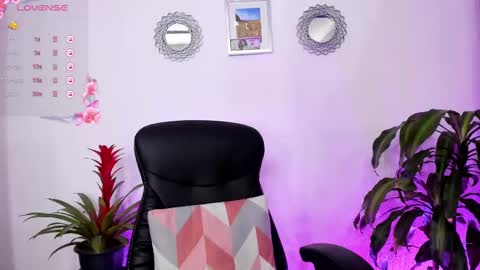 Snapshot of bella_thorne3 chatting on March 2025 06:50:01 PM Bella online show from March 2025 06:50:01 PM