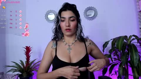 Snapshot of bella_thorne3 chatting on March 2025 01:09:01 AM Bella online show from March 2025 01:09:01 AM