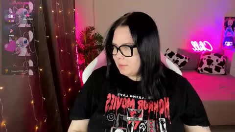 LinaBoo online show from November 2025 06:23:02 PM