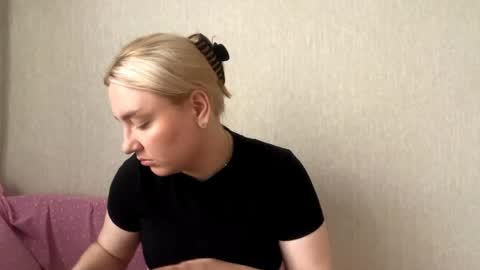 Snapshot of bernardineredwine chatting on June 2026 11:16:02 AM Anny online show from June 2026 11:16:02 AM