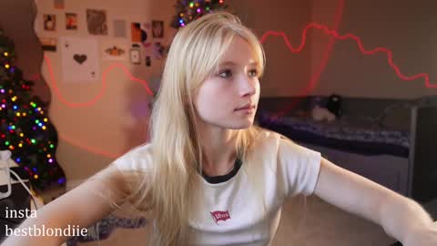 Snapshot of bestblondiiecb chatting on December 2024 06:13:01 PM Chloe Next stream on Friday online show from December 2024 06:13:01 PM