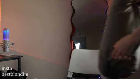 Snapshot of bestblondiiecb chatting on January 2025 02:25:01 AM Chloe Next stream on Friday online show from January 2025 02:25:01 AM