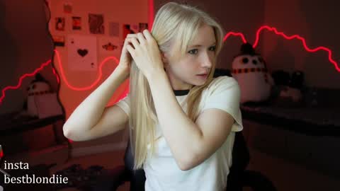 Snapshot of bestblondiiecb chatting on January 2025 05:19:01 PM Chloe Next stream on Friday online show from January 2025 05:19:01 PM