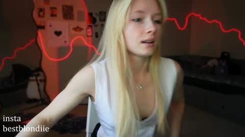 Snapshot of bestblondiiecb chatting on January 2025 05:16:02 PM Chloe Next stream on Friday online show from January 2025 05:16:02 PM