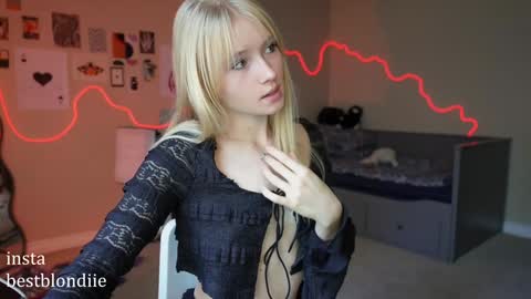 Snapshot of bestblondiiecb chatting on January 2025 05:08:01 PM Chloe Next stream on Friday online show from January 2025 05:08:01 PM