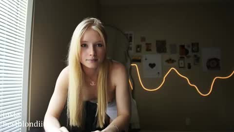 Snapshot of bestblondiiecb chatting on March 2025 08:54:01 PM Chloe Next stream on Friday online show from March 2025 08:54:01 PM