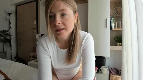 Snapshot of bestgirl_ofthe_neighborhood chatting on May 2026 09:37:01 AM Vicky online show from May 2026 09:37:01 AM