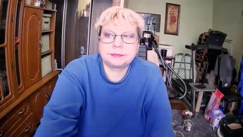 BeverlyQCynia online show from November 2025 12:00:02 PM