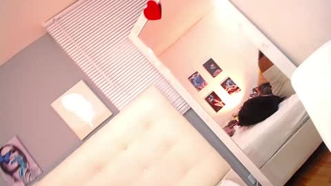 Mia online show from December 2024 04:00:01 AM