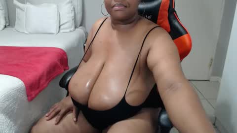 Snapshot of bigtitshornygirlxxx chatting on April 2026 06:41:01 PM Lona online show from April 2026 06:41:01 PM