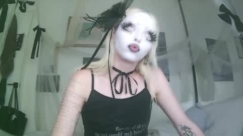 vampire fang  online show from October 2025 07:01:02 PM